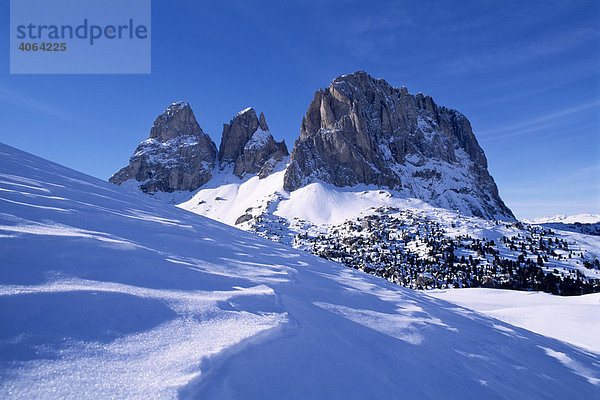 Schneeverwehungen vor dem Langkofel im Winter  Dolomiten  Südtirol  Italien  Europa