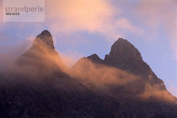 Sonnenuntergang über den Spitzen der Laliderer Wände  Karwendelgebirge  Nordtirol  Österreich  Europa
