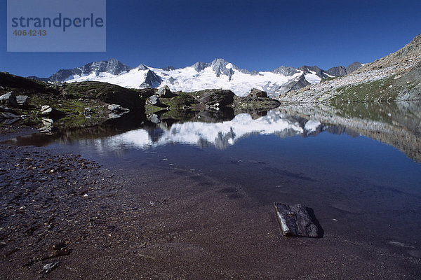 Großer Möseler spiegelt sich im Schwarzsee in den Zillertaler Alpen  Nordtirol  Österreich  Europa