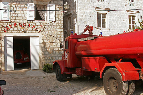 Feuerwehr in dem kleinen Ort Perast  Bucht von Kotor  Montenegro  Europa