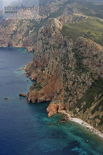 Traumhafte Buchten und steile Felsen am Capo Rosso  Insel Korsika  Frankreich  Europa