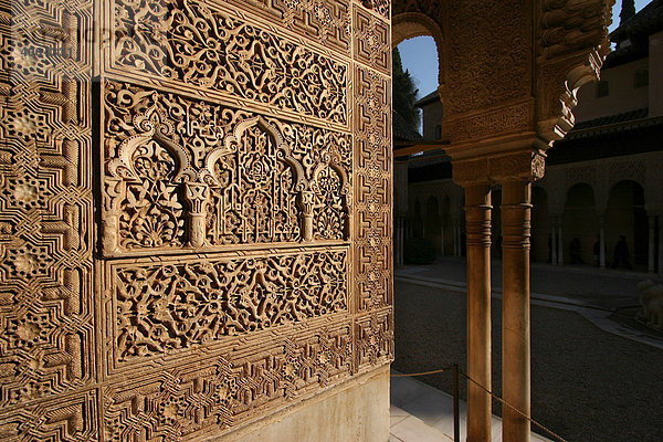 Stuckrelief am Löwenhof der Alhambra  Granada  Andalusien  Spanien  Europa