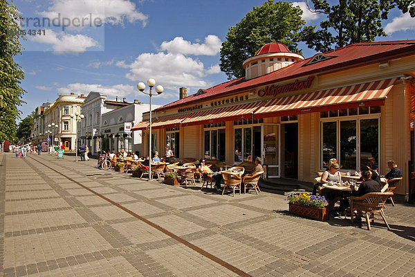 Straßencafe in der Fußgängerzone Jomas iela in Jurmala  Lettland  Baltikum