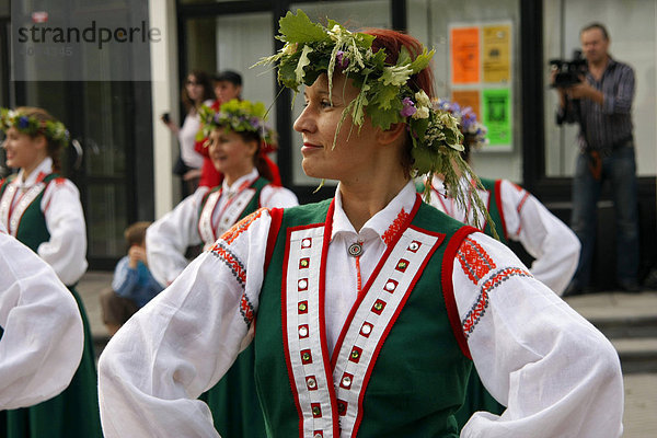Folkloregruppe in Trachten tanzt beim Mittsommerfest in Jurmala  Lettland  Baltikum