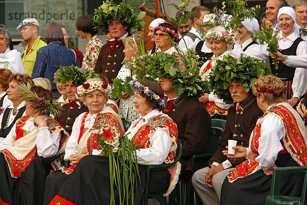 Folkloregruppe in Trachten beim Mittsommerfest in Jurmala  Lettland  Baltikum  Europa