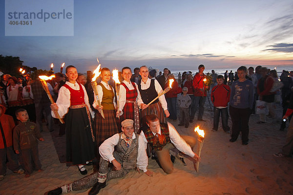 Junge Leute mit Fackeln beim Mittsommerfest in Jurmala  Lettland  Baltikum  Europa