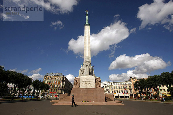Das Freiheitsdenkmal wird tagsüber von einer Ehrengarde bewacht  Riga  Lettland  Baltikum