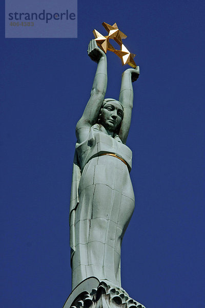 Statue Allegorie der Freiheit auf dem Freiheitsdenkmal in Riga  Lettland  Baltikum