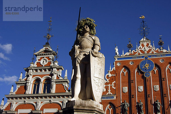 Rolandstatue vor dem Schwarzhäupterhaus auf dem Rathausplatz in Riga  Lettland  Baltikum