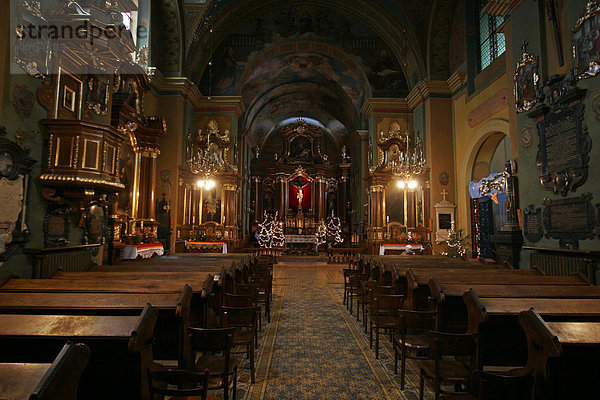 Innenraum und Altar der Kirche der Reformierten Franziskaner  St. Kazimierz  Krakau  Polen  Europa
