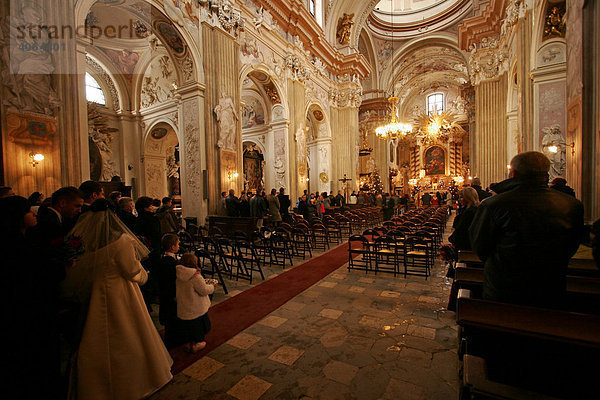 Hochzeit in der barocken St. Annen-Kirche  Krakau  Polen  Europa