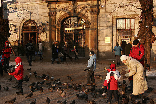 Familie und Tauben auf dem Hauptmarkt in Krakau  Polen  Europa