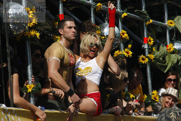 Gogo-Tänzer auf einem Float bei der Loveparade 2008  Dortmund  Ruhrgebiet  Nordrhein-Westfalen  Deutschland  Europa