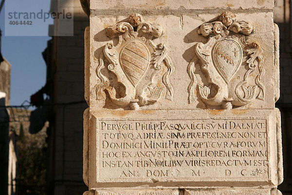 Wappen und römische Schrift in Trogir  Kroatien  Europa