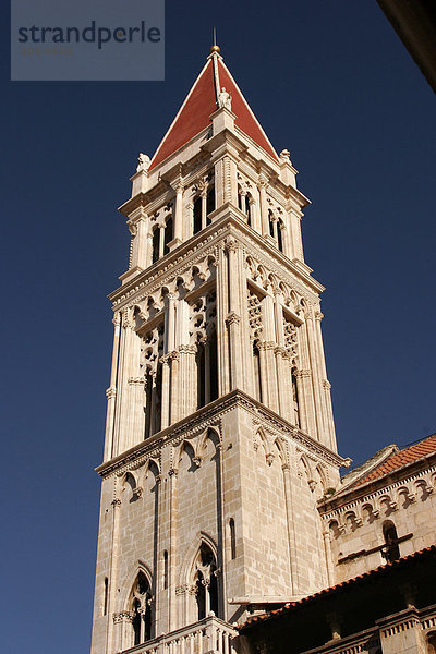 Kirchturm der Kathedrale des heiligen Laurentius  Sveti Lovro  Trogir  Kroatien  Europa