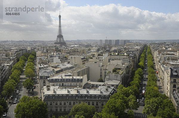 Blick über den Eiffelturm und Paris  Frankreich  Europa