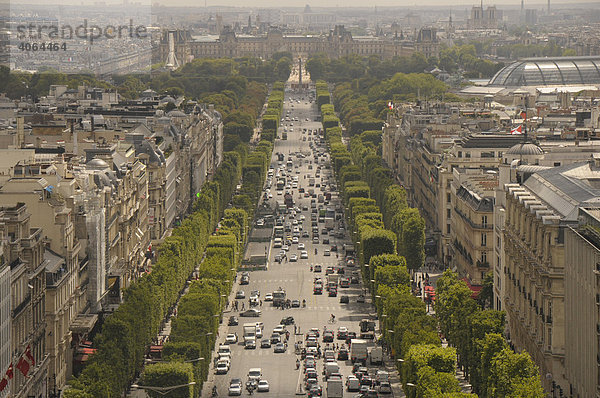 Avenue des Champs-Élysées Richtung Louvre in Paris  Frankreich  Europa