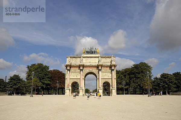 Der Arc de Triomphe du Carrousel  ein Triumphbogen am Louvre in Paris  Frankreich  Europa