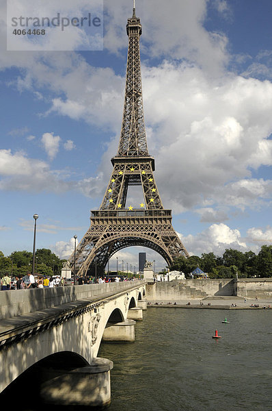 Eiffelturm und Seine in Paris  Frankreich  Europa