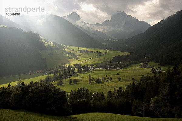 Lichtstimmung durch Wolken und Sonnenstrahlen im Pragser Tal  Südtirol  Italien  Europa