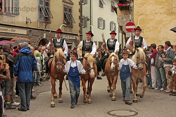 Fanfarenreiter beim traditionellen Sarner Kirchtag in Sarntheim  Sarntaler Alpen  Südtirol  Italien  Europa