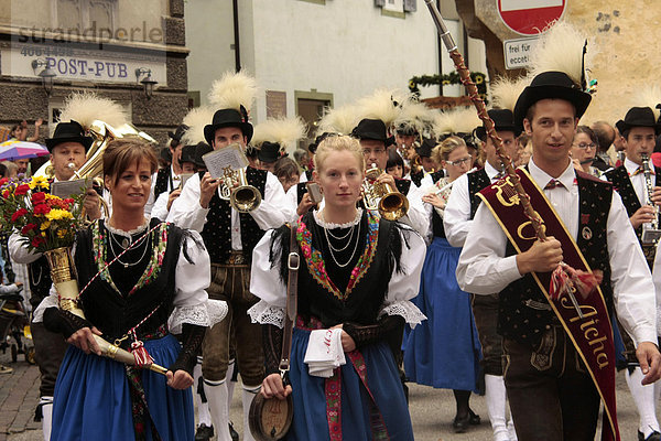 Trachtengruppe beim traditionellen Sarner Kirchtag in Sarntheim  Sarntaler Alpen  Südtirol  Italien  Europa