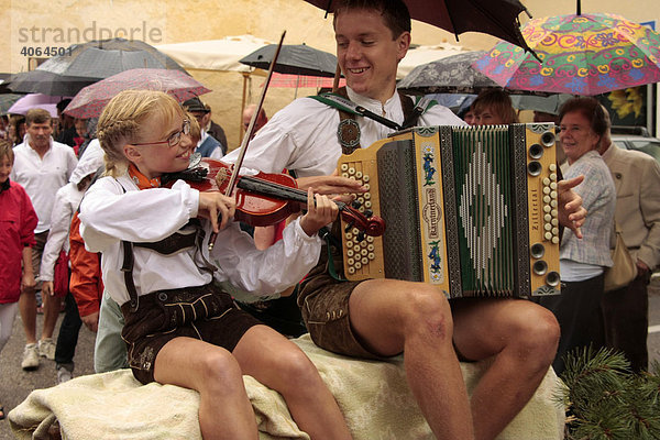 Junge Volksmusiker beim traditionellen Sarner Kirchtag in Sarntheim  Sarntaler Alpen  Südtirol  Italien  Europa