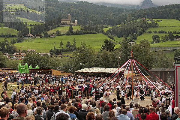 Der traditionelle Sarner Kirchtag in Sarntheim  Sarntaler Alpen  Südtirol  Italien  Europa