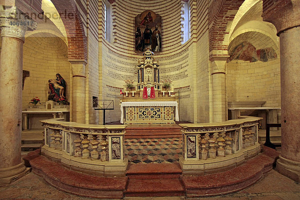 Altar in der Kirche San Lorenzo in Verona  Italien  Europa