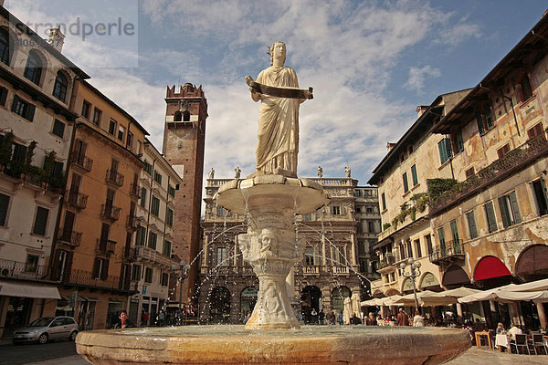 Brunnen der Madonna Verona auf der Piazza delle Erbe in Verona  Italien  Europa