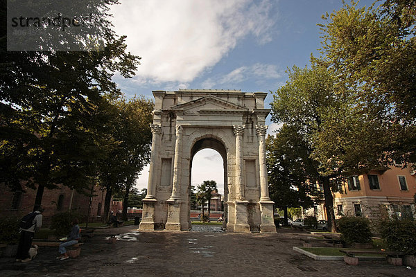 Der römische Triumphbogen Arco dei Gavi in Verona  Italien  Europa