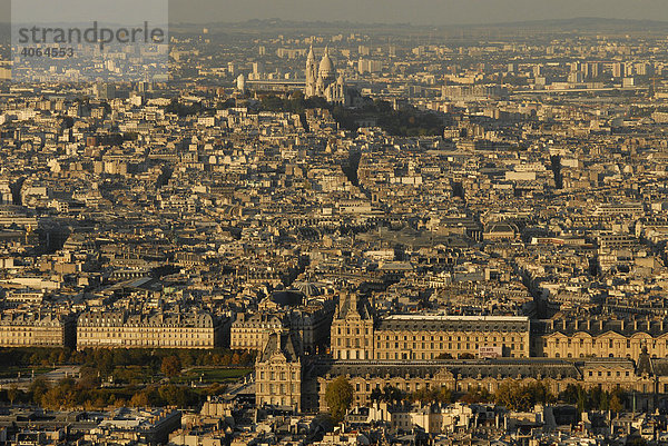 Luftbild Paris mit Louvre und Basilika Sacre Coeur  Paris  Frankreich  Europa