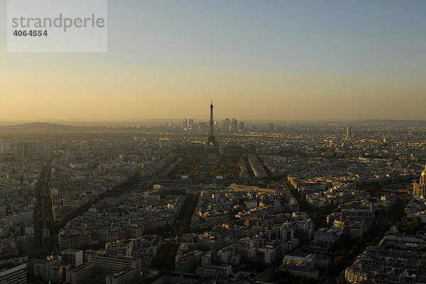 Luftbild Paris mit Eiffelturm und La Defense  Paris  Frankreich  Europa