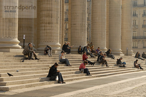 Besucher auf der Treppe zum Pantheon in Paris  Frankreich  Europa