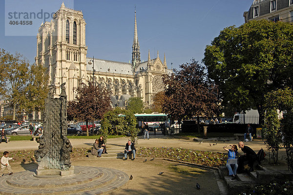 Platz vor der Kathedrale Notre Dame de Paris in Paris  Frankreich  Europa