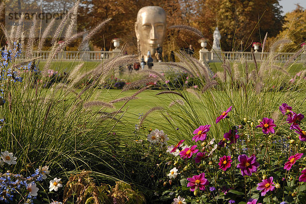 Riesiger goldener Kopf im Jardin du Luxembourg in Paris  Frankreich  Europa