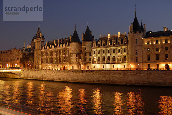 Die Conciergerie bei Nacht  Teil des Gebäudekomplex Palais de la Cite  heute Justizpalast  Paris  Frankreich  Europa