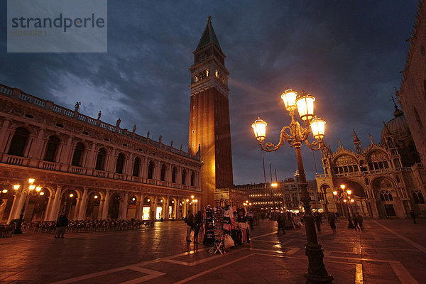 Beleuchteter Markusplatz und Campanile in Venedig  Italien  Europa