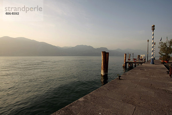 Bootsanleger bei Brenzone am Gardasee  Italien  Europa