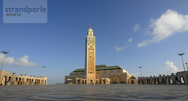 Panoramaartige Aussicht über den Innenhof und das Minarett der Hassan II. Moschee in Casablanca  Marokko  Afrika