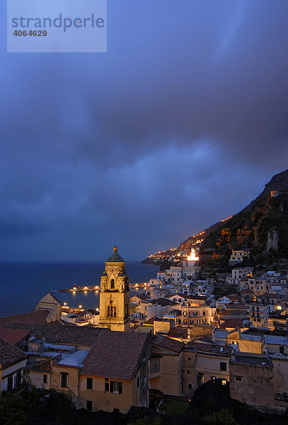 Nachtaufnahme der Stadt Amalfi  Kampanien  Italien  Europa