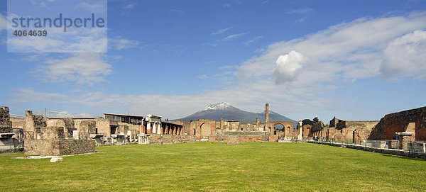 Panorama mit dem Forum  dem Kapitol und dem schneebedeckten Vulkan Vesuv  Pompeii  Italien  Europa