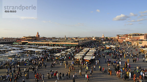 Panoramaaufnahme des Djemma el Fna Platzes in Marrakesch  Marokko  Afrika