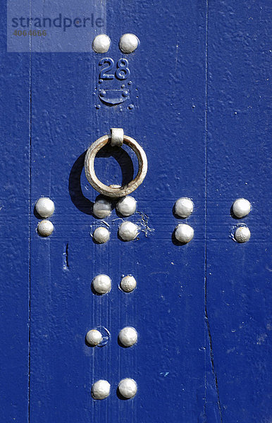 Detailaufnahme einer verzierten  blauen Tür  Kasbah des Oudaias in Rabat  Marokko  Afrika