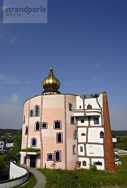 Exzentrische Architektur des Rogner Thermalbads mit Hotel  Design von Friedensreich Hundertwasser in Bad Blumau  Österreich  Europa