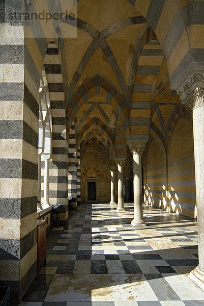 Bogengang-Korridor beim Eingang vom Duomo  Dom  von Amalfi  Campania  Italien  Europa