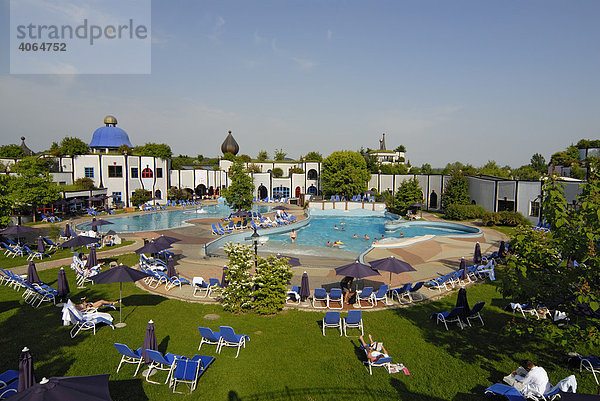 Schwimmbad im Rogner Thermalbad mit Hotel  Design von Friedensreich Hundertwasser in Bad Blumau  Österreich  Europa