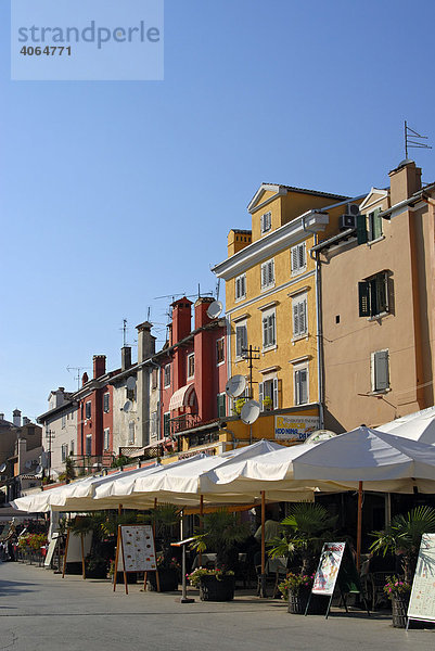 Reihe von Restaurants im Freien im Hauptplatz von Rovinj  Istrien  Kroatien  Europa