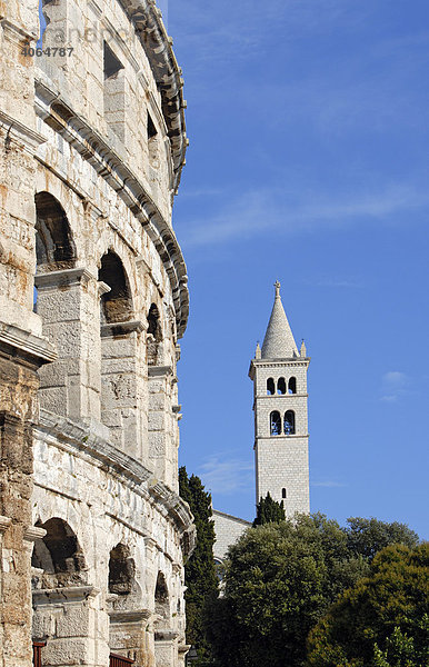 Kirche St. Anton und antikes römisches Amphitheater  Arena  in Pula  Istrien  Kroatien  Europa