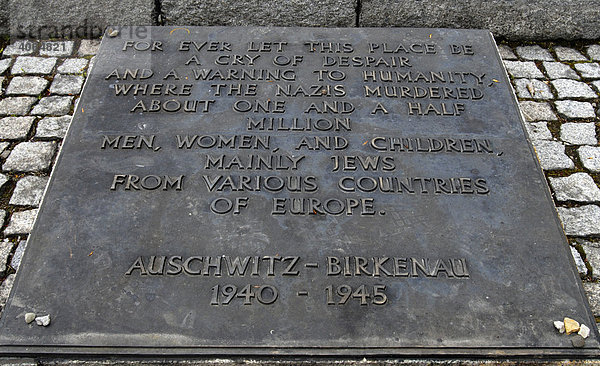 Gedenkplakette in englischer Sprache im Museum von Auschwitz-Birkenau in Oswiecim  Polen  Europa